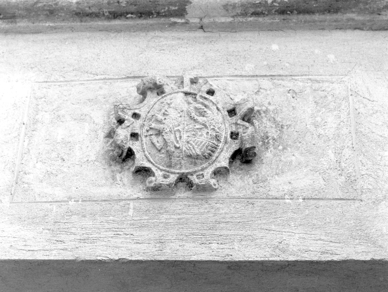 stemma vescovile (decorazione plastica, opera isolata) - bottega calabrese (sec. XVII)