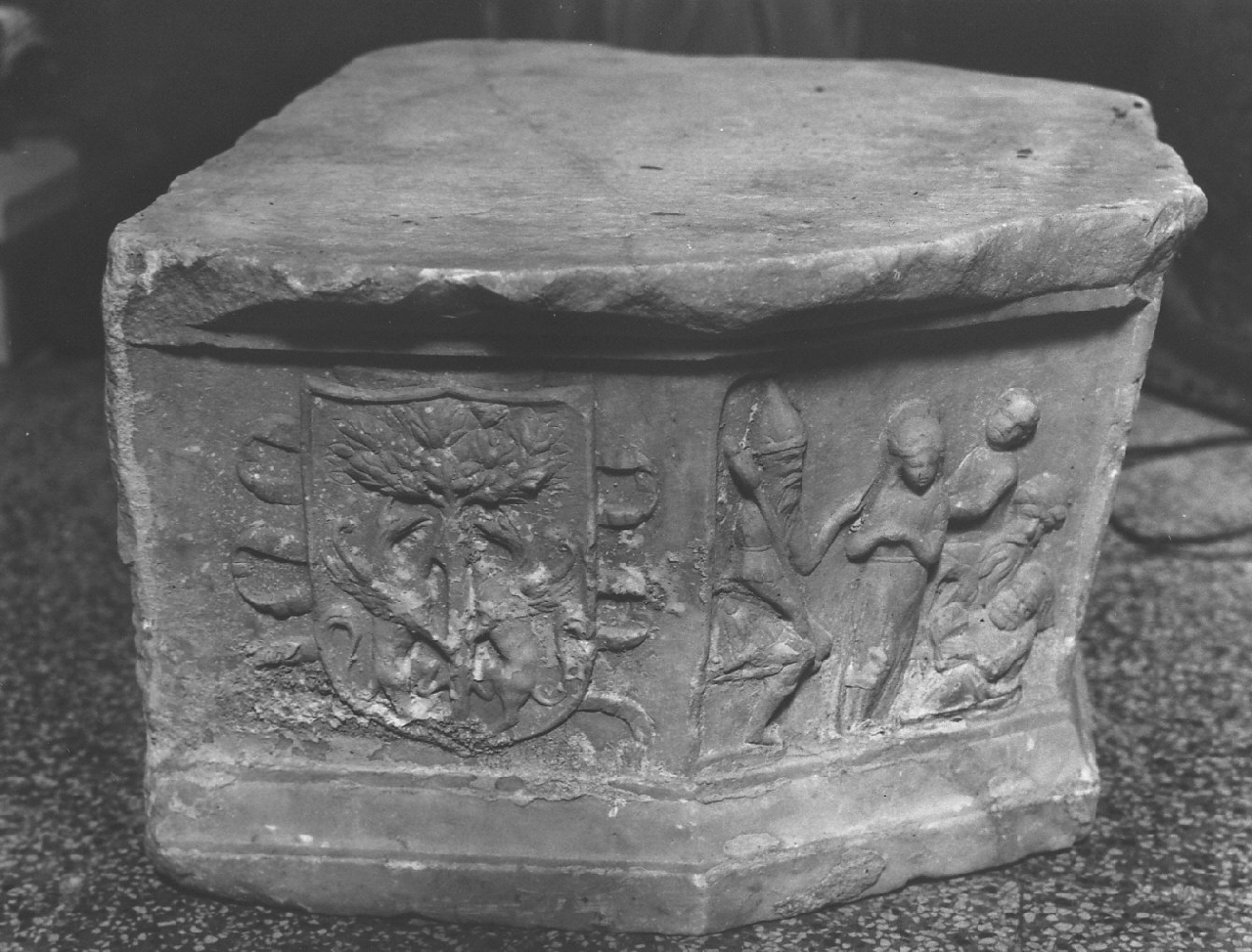 piedistallo di statua, opera isolata - bottega Italia meridionale (sec. XVI)