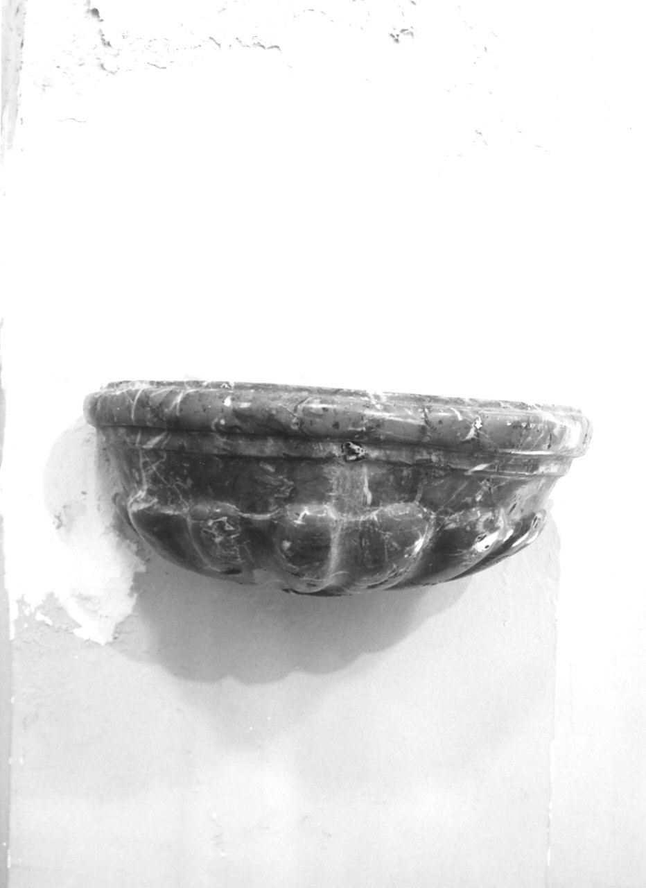 acquasantiera pensile, opera isolata - bottega calabrese (sec. XVIII)