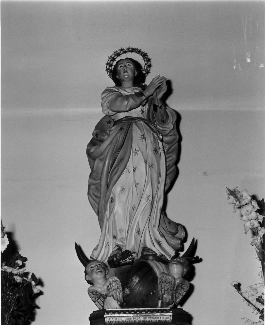 Madonna Immacolata (statua, opera isolata) di Mustari Sebastiano (sec. XX)