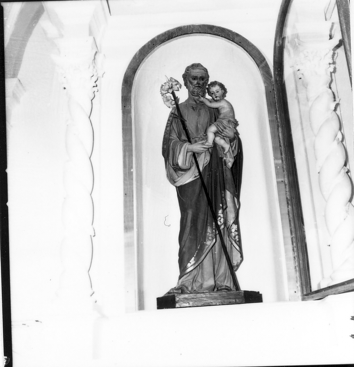San Giuseppe e Gesù Bambino (statua) di Malecore Giuseppe (sec. XX)