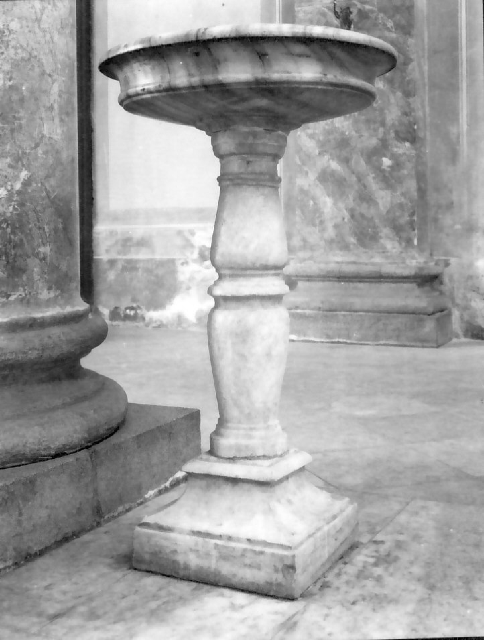 acquasantiera, opera isolata - bottega calabrese (sec. XVIII, sec. XIX)