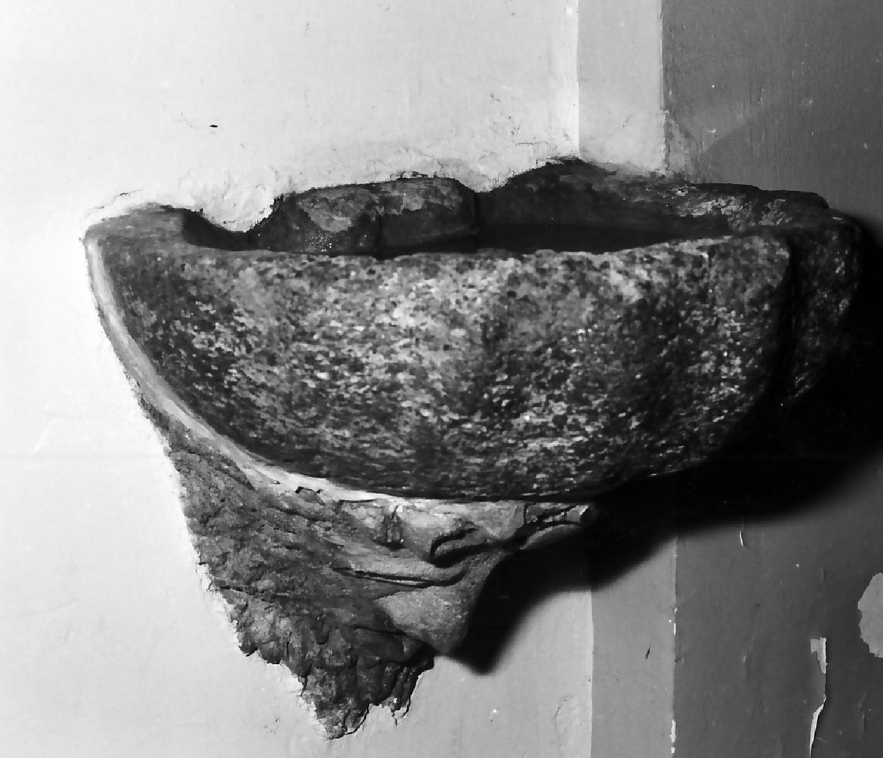 acquasantiera - a conchiglia - bottega Italia meridionale (sec. XVII)