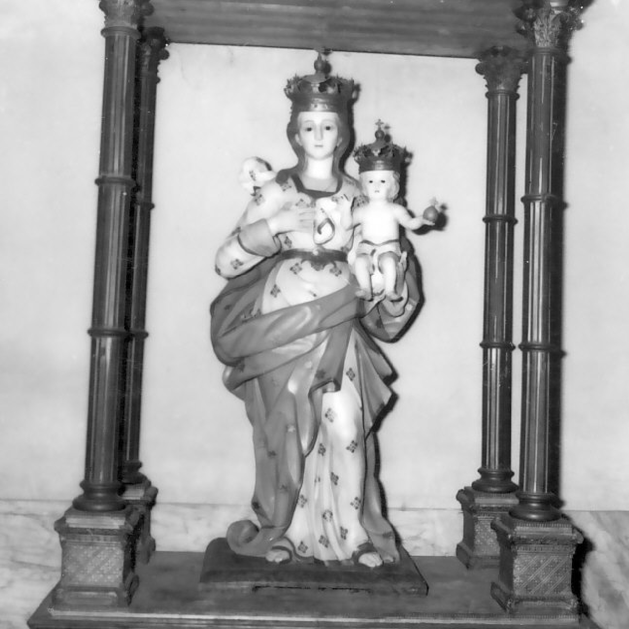 Madonna con Bambino (statua, opera isolata) - bottega Italia meridionale (sec. XVIII)