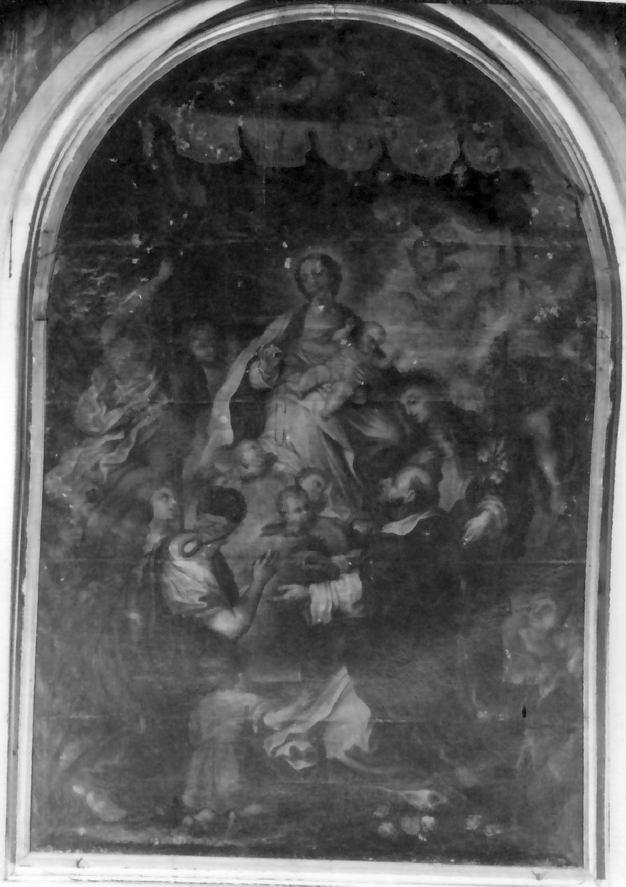 Madonna del Rosario con San Domenico, Santa Rita e fedeli (dipinto, opera isolata) di Ricciolino Giulio (sec. XVIII)