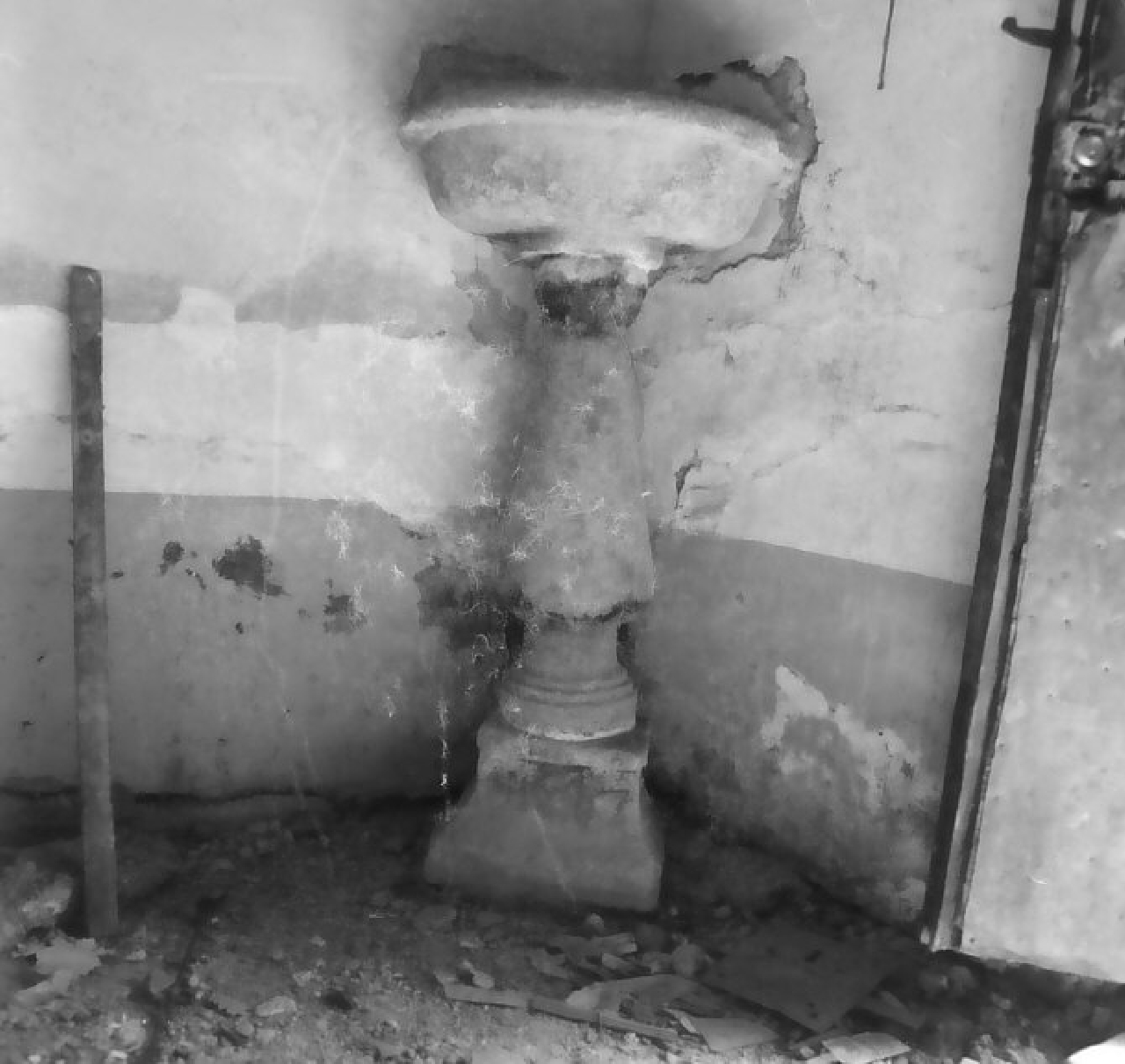 acquasantiera - a fusto, opera isolata - bottega calabrese (sec. XVII)