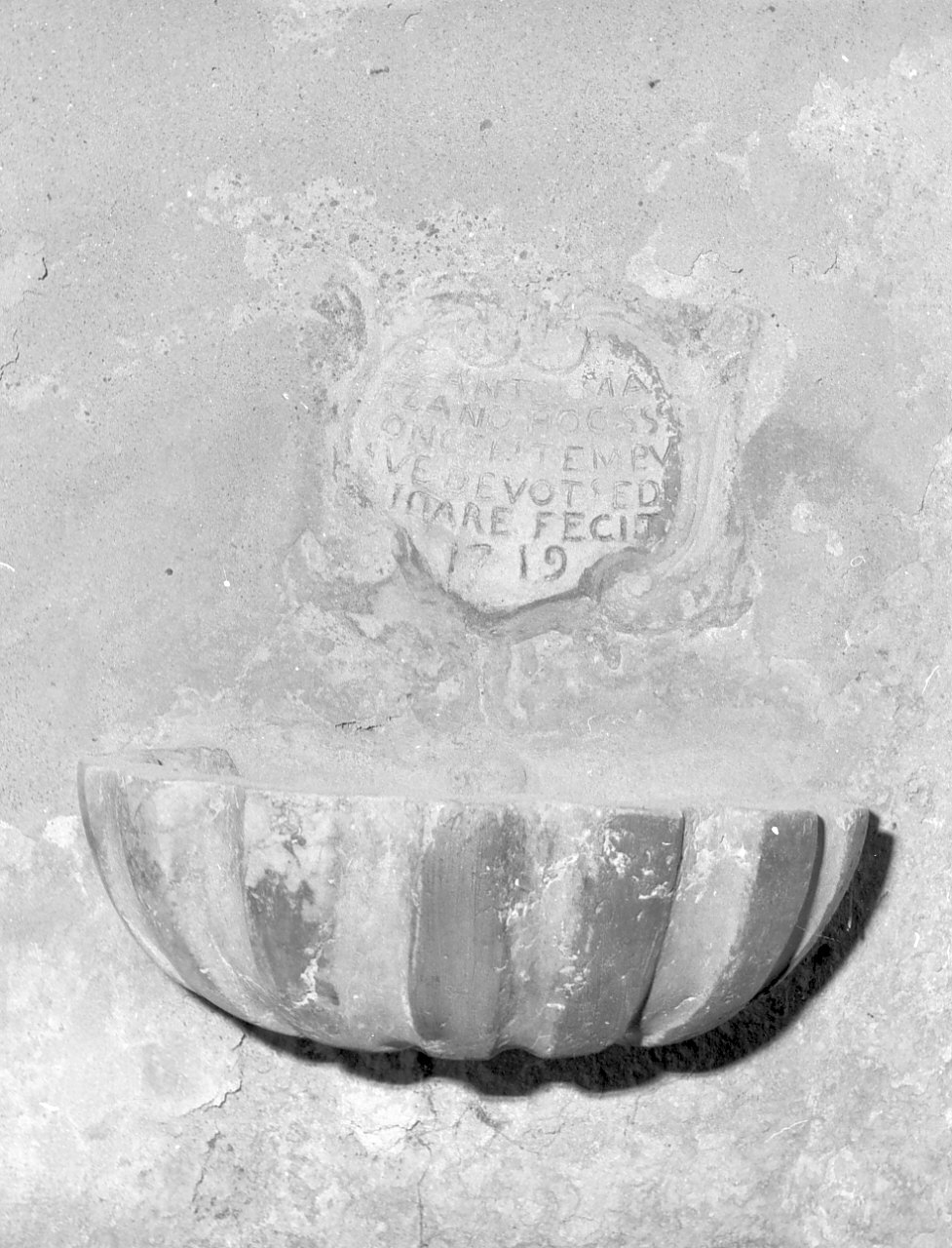 acquasantiera - a conchiglia, opera isolata - bottega calabrese (sec. XVIII)