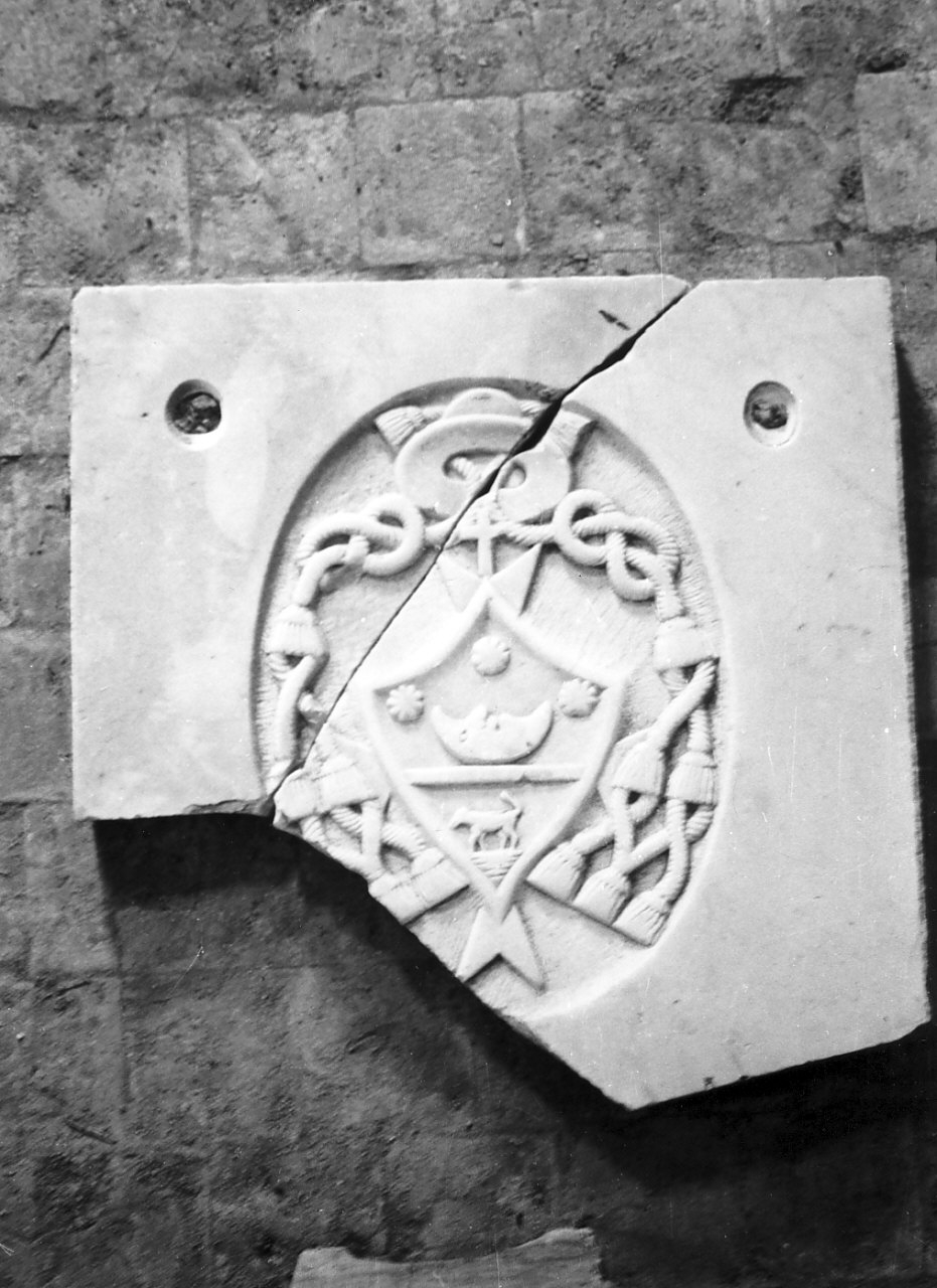 stemma vescovile (decorazione plastico-architettonica, frammento) - bottega calabrese (sec. XVIII)