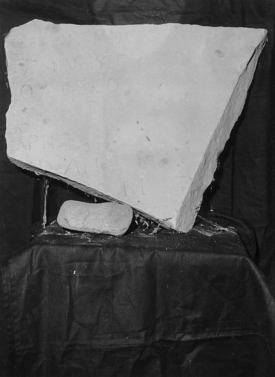 lastra tombale, frammento - bottega calabrese (terzo quarto sec. XVIII)