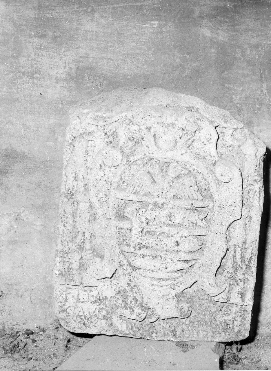 stemma vescovile (decorazione plastica, opera isolata) - bottega calabrese (sec. XVIII)