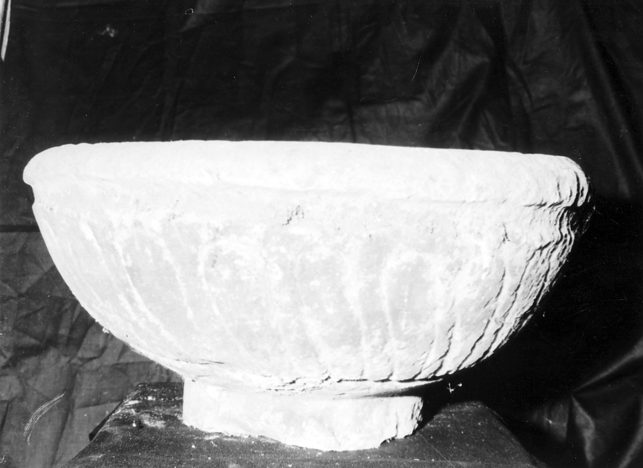 acquasantiera, opera isolata - bottega calabrese (fine/inizio secc. XVIII/ XIX)