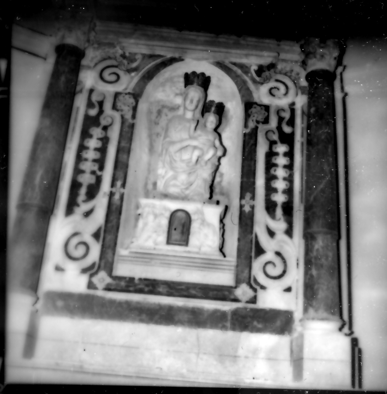 Madonna della Presentazione (o dell'Isodia), Madonna con Bambino (statua, opera isolata) di Bonanno Rinaldo (sec. XVI)
