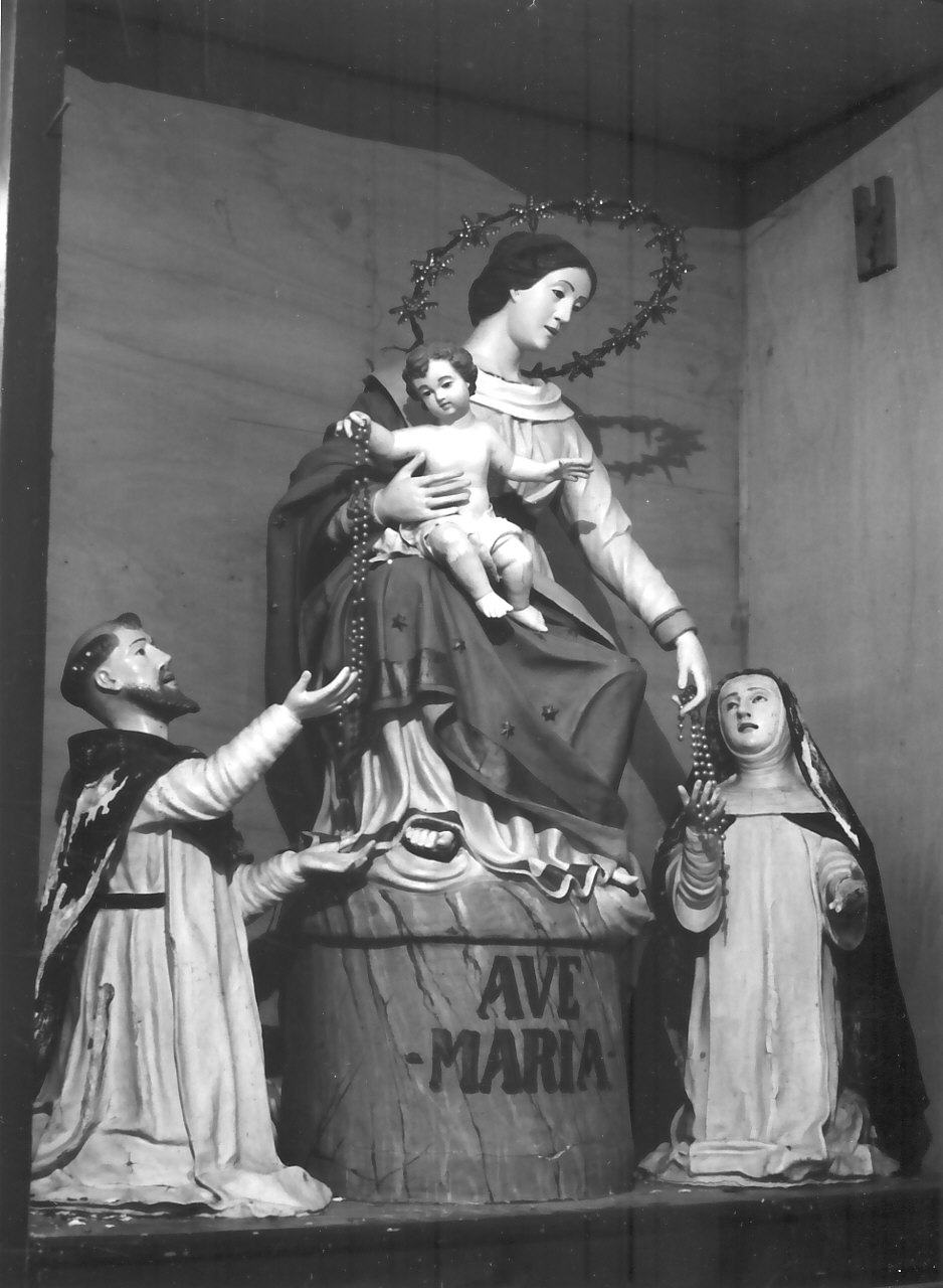 Madonna del Rosario con San Domenico e Santa Caterina da Siena (gruppo scultoreo) - bottega Italia meridionale (fine/inizio secc. XIX/ XX)