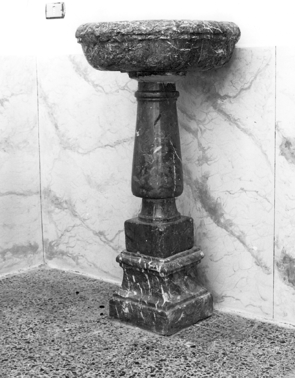 acquasantiera, opera isolata - bottega calabrese (secc. XVIII/ XIX)