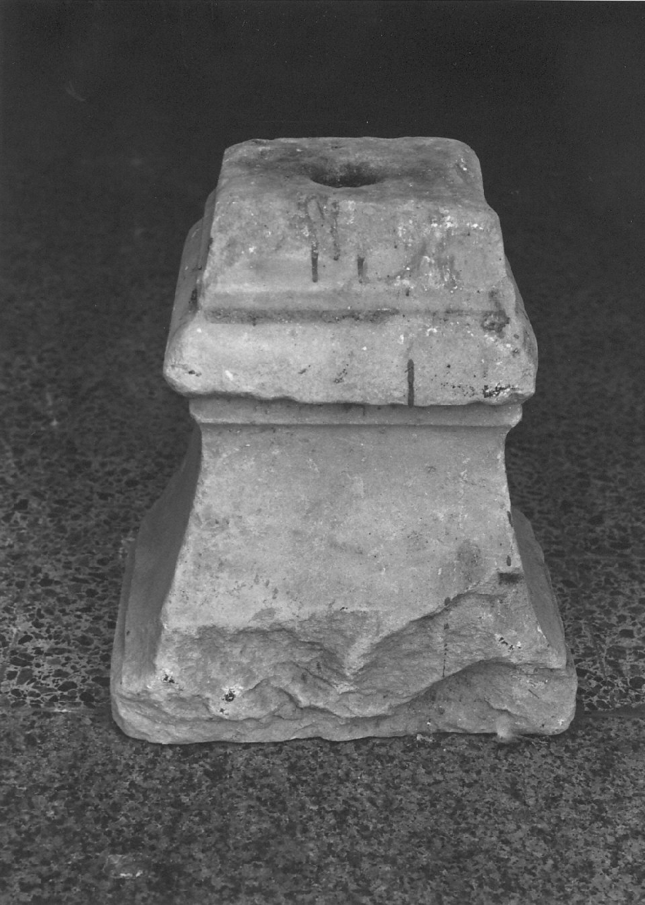 decorazione plastica, frammento - bottega calabrese (fine/inizio secc. XVII/ XVIII)