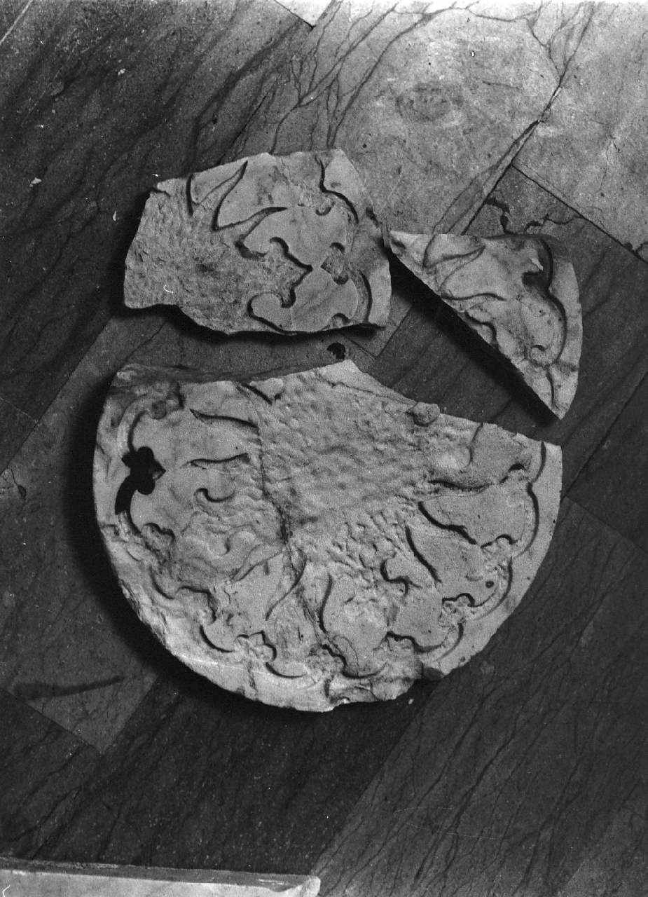 decorazione plastica, frammento - bottega Italia meridionale (sec. XVIII)