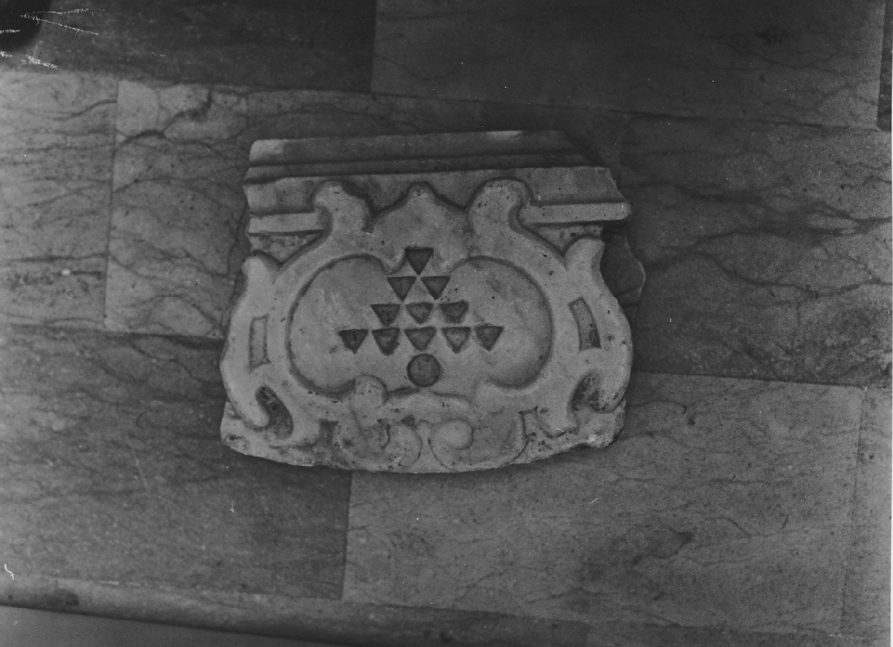 decorazione plastica, frammento - bottega Italia meridionale (sec. XVIII)