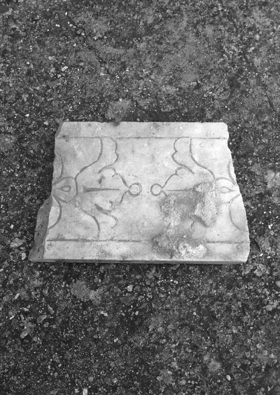 decorazione plastica, frammento - bottega Italia meridionale (sec. XVIII)