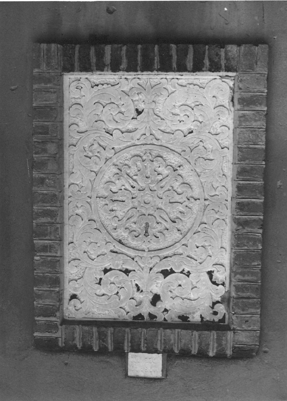 decorazione plastica, frammento - bottega messinese (fine/inizio secc. XVII/ XVIII)