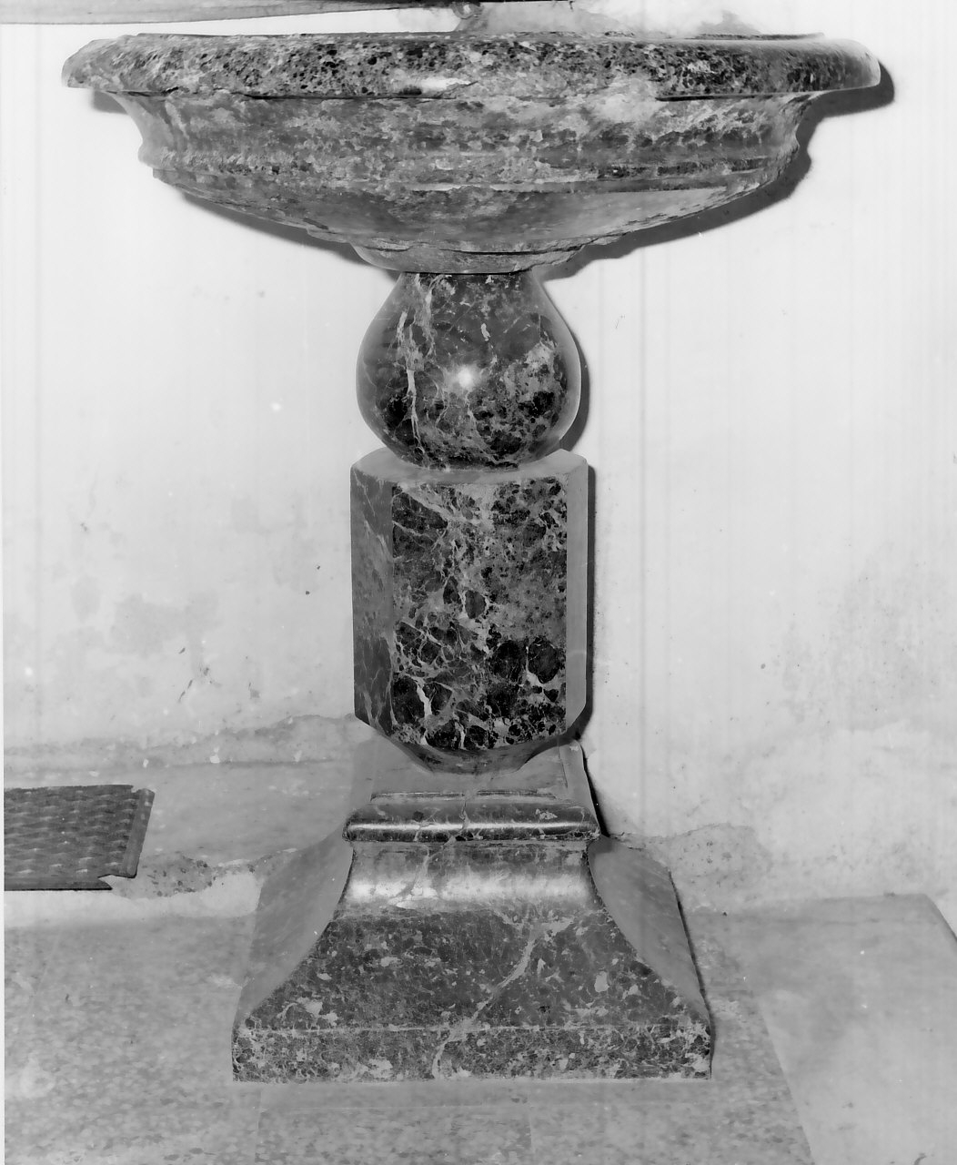 acquasantiera - a fusto - bottega Italia meridionale (sec. XIX)