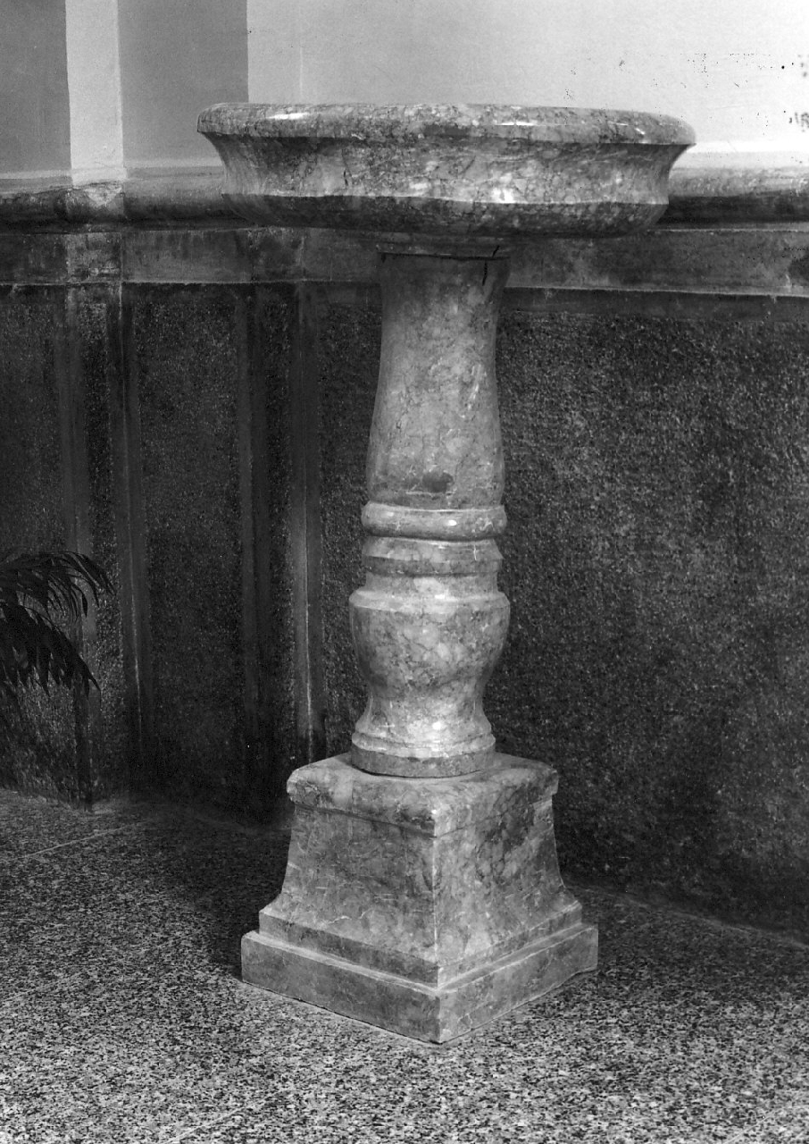 acquasantiera - a fusto, opera isolata - bottega calabrese (fine/inizio secc. XVIII/ XIX)