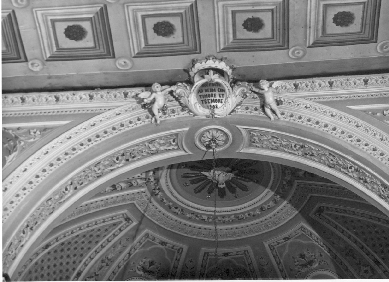 angeli reggicartiglio (decorazione plastica) - bottega Italia meridionale (sec. XIX)