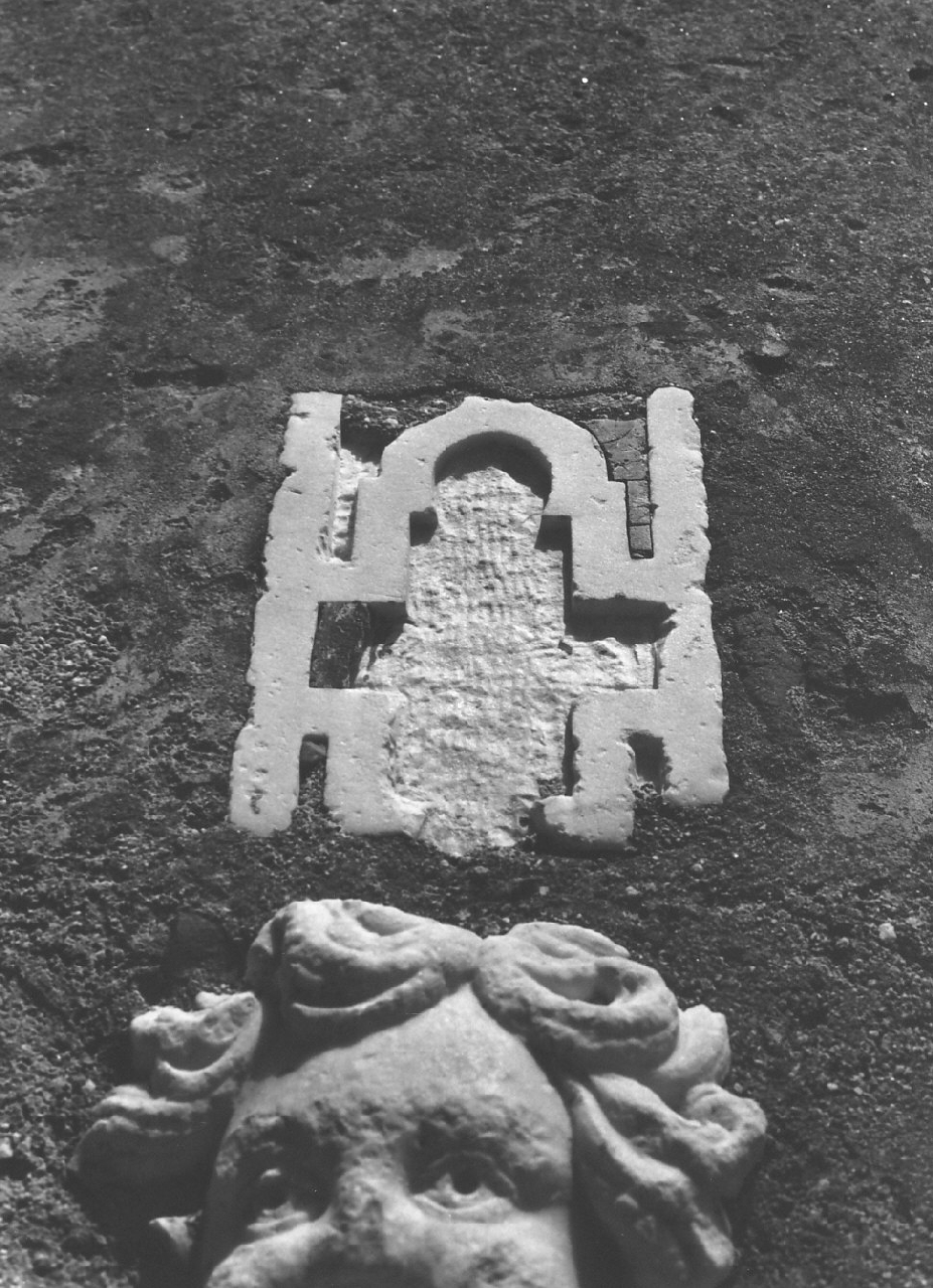 scultura, frammento - bottega Italia meridionale (sec. XVIII)