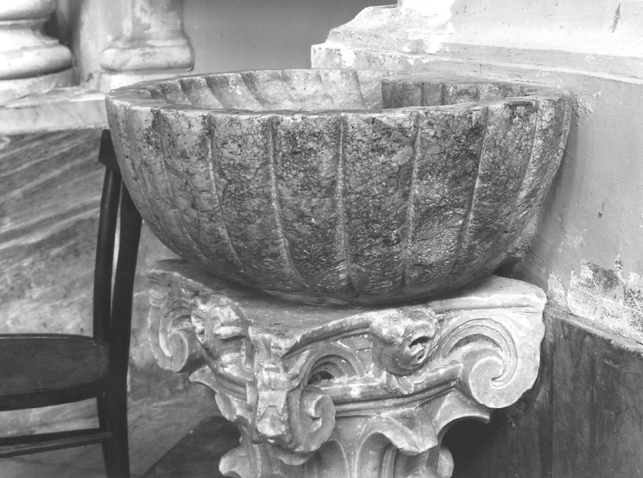 acquasantiera - a conchiglia, elemento d'insieme - bottega calabrese (sec. XVIII, sec. XIX)