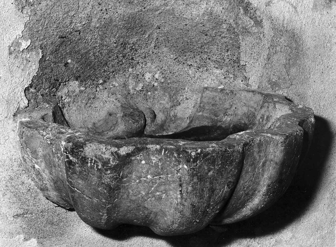 acquasantiera pensile, serie - bottega calabrese (fine/inizio secc. XVIII/ XIX)