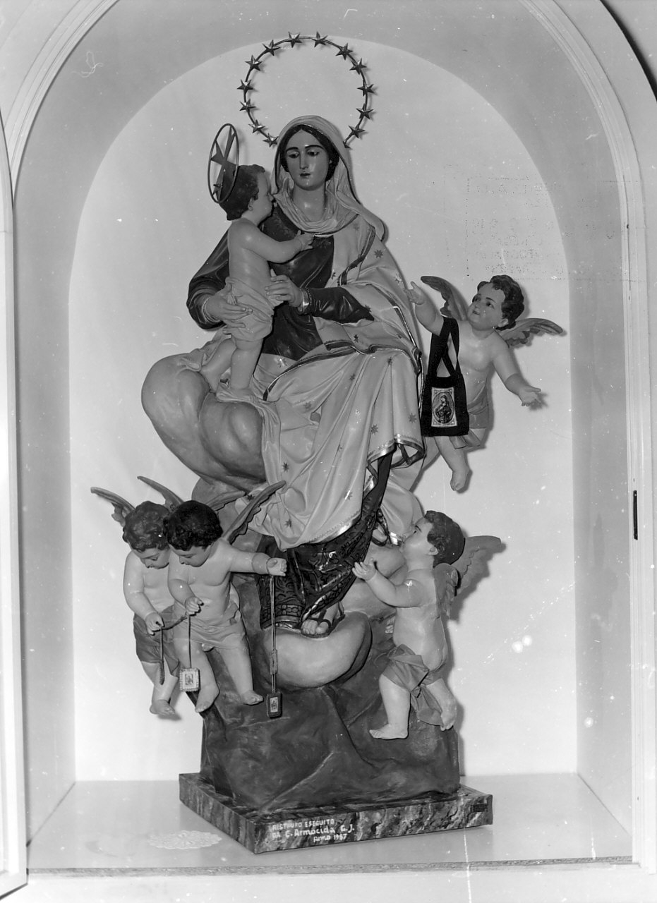 Madonna del Carmelo e angeli (gruppo scultoreo) di Guacci Luigi (sec. XX)