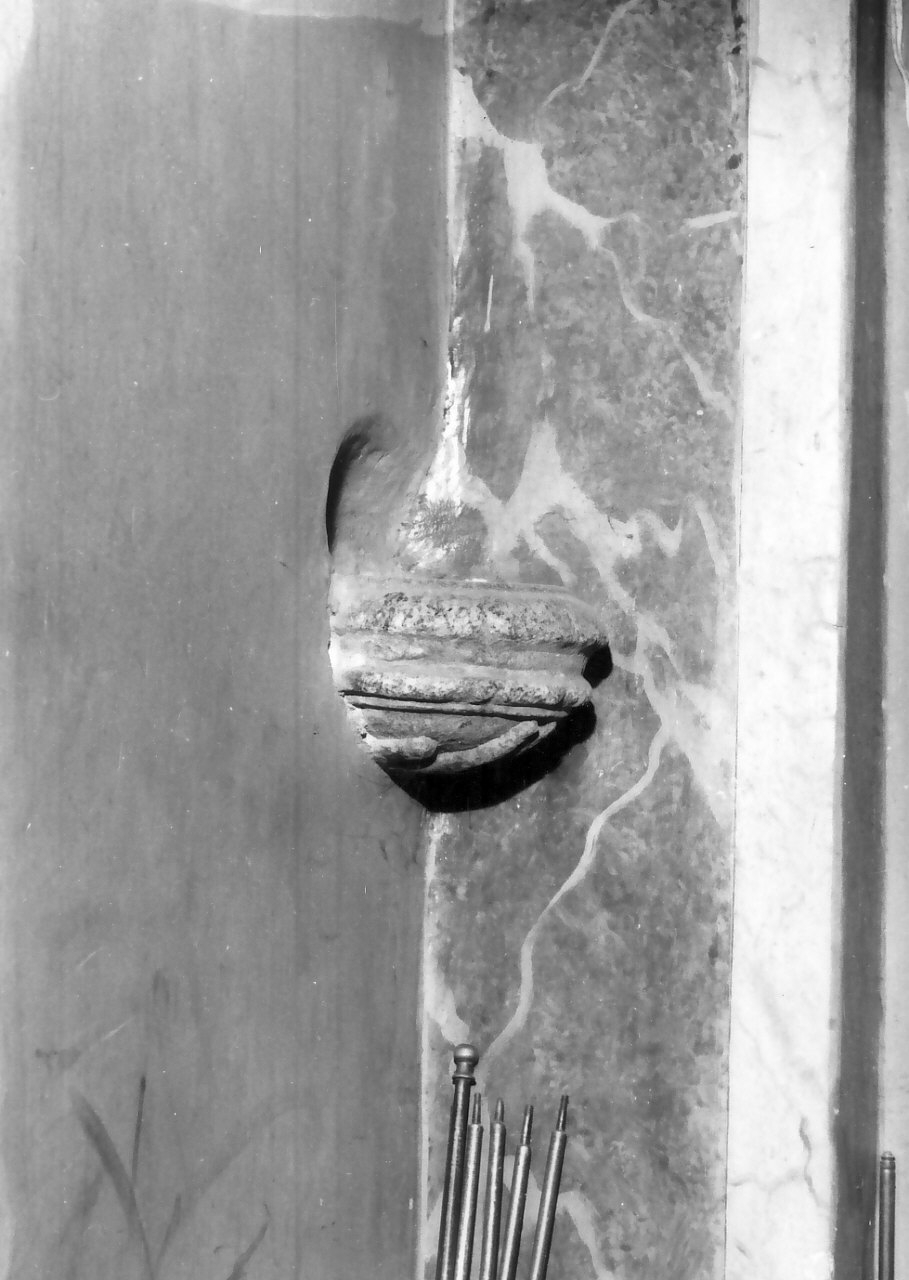 acquasantiera da parete, opera isolata - bottega calabrese (sec. XVIII, sec. XIX)