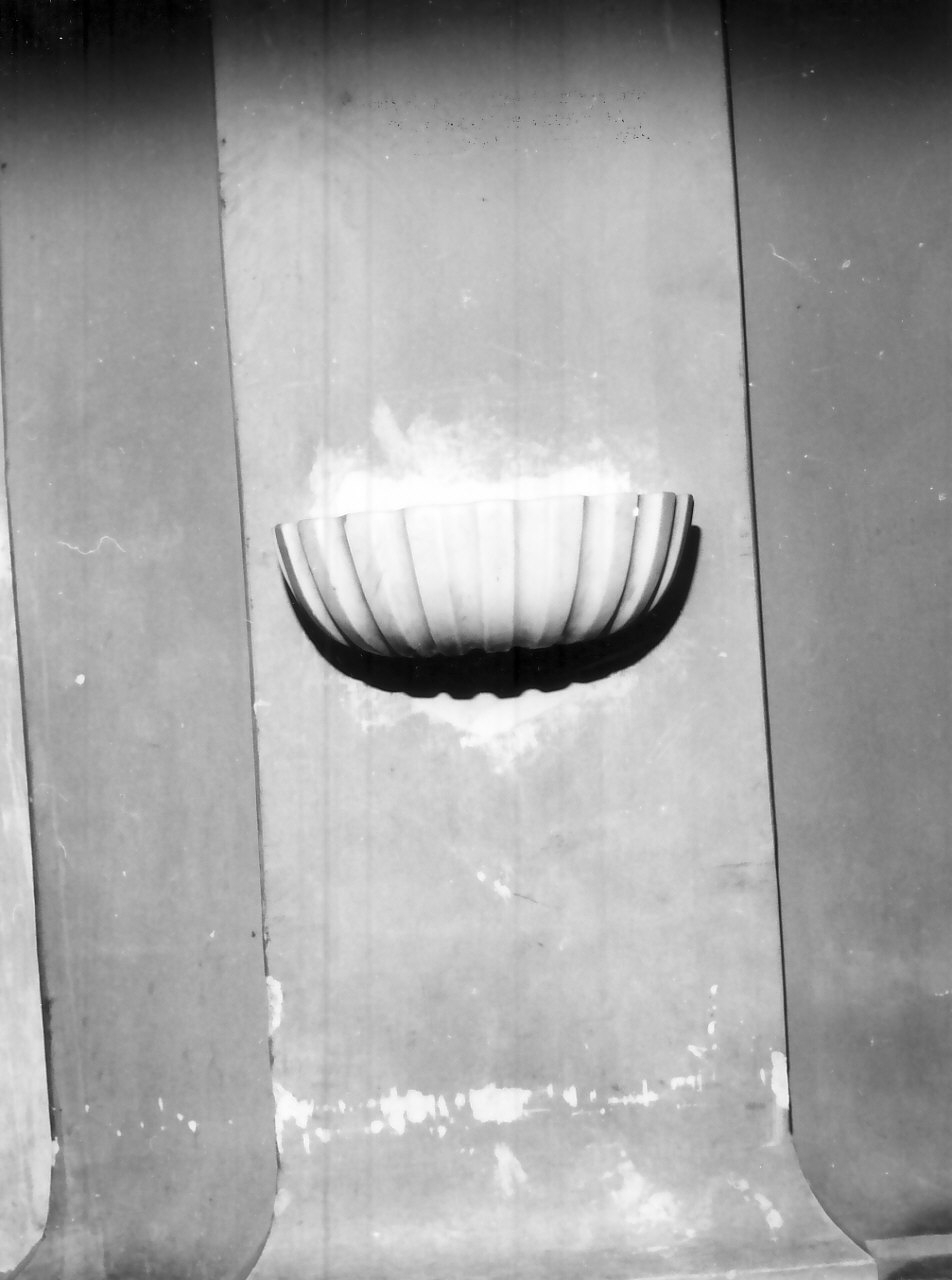 acquasantiera - a conchiglia, serie - bottega calabrese (sec. XIX, sec. XX)