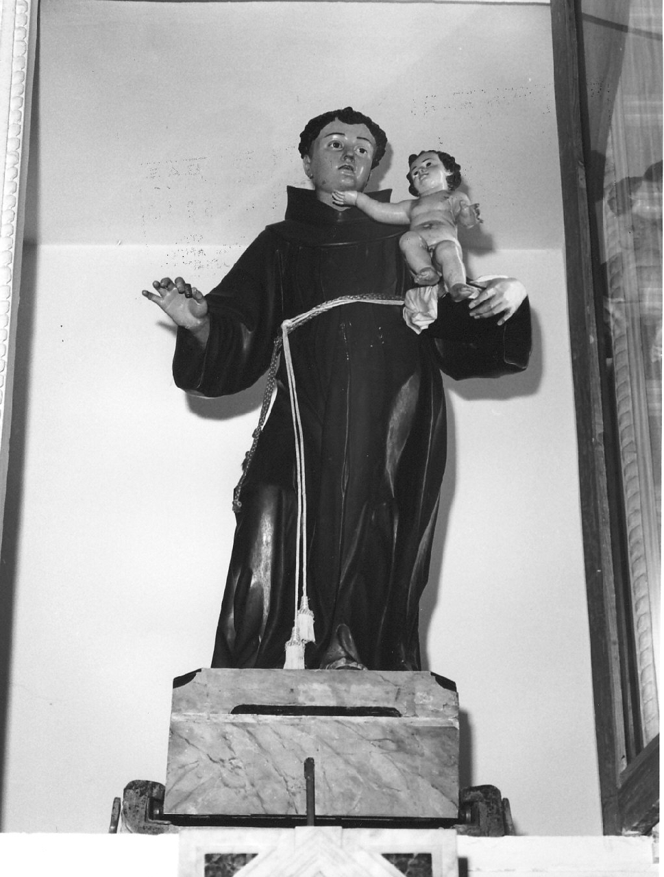 Sant'Antonio da Padova con il bambino (statua, opera isolata) - bottega Italia meridionale (sec. XVIII)