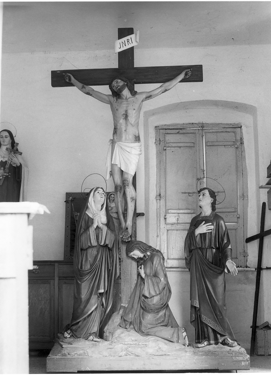 crocifissione di Cristo con la Madonna, San Giovanni Evangelista e Santa Maria Maddalena (gruppo scultoreo, elemento d'insieme) di Malecore Giuseppe (sec. XX)