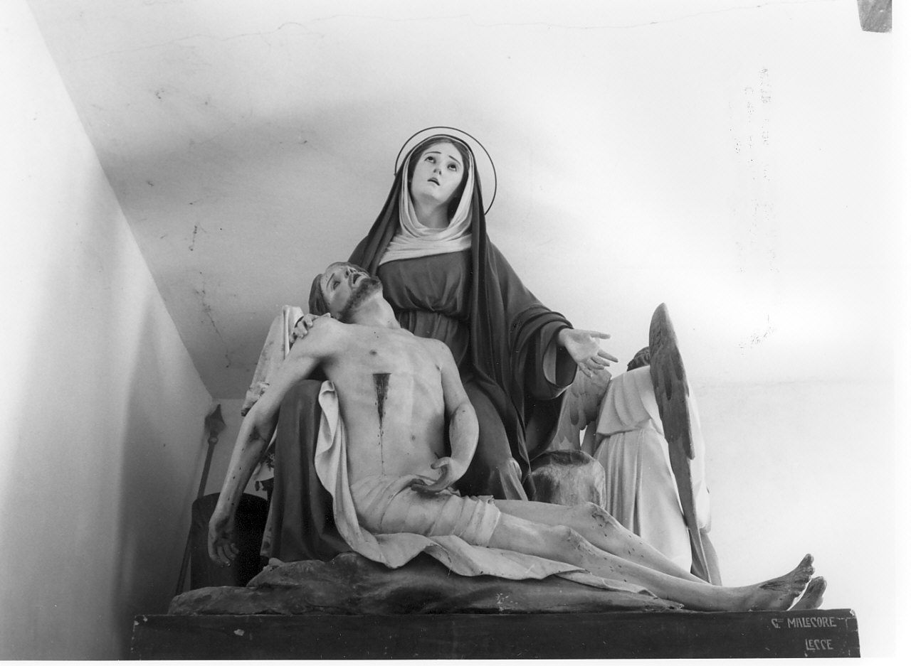 compianto sul Cristo morto (gruppo scultoreo, elemento d'insieme) di Malecore Giuseppe (sec. XX)