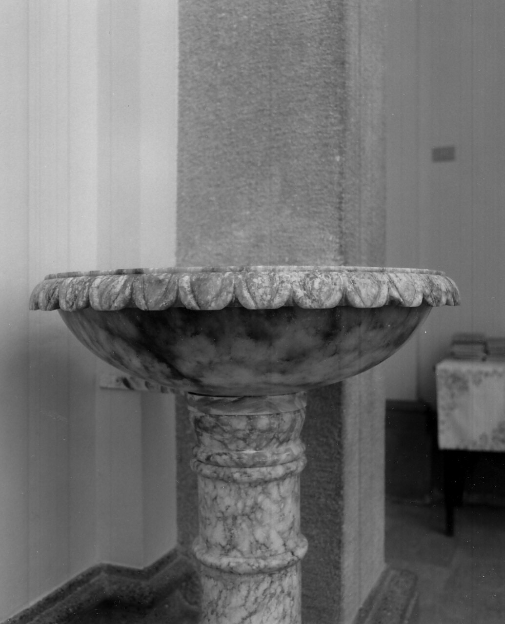 vasca di acquasantiera - bottega calabrese (sec. XVII, sec. XVIII)