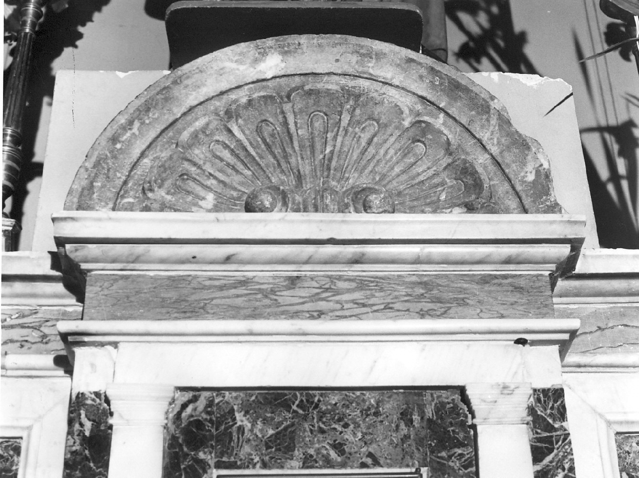 decorazione plastica, frammento - bottega calabrese (?) (sec. XVIII)