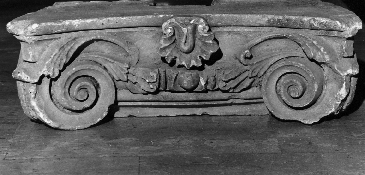 capitello, frammento - bottega calabrese (fine/inizio secc. XVII/ XVIII)