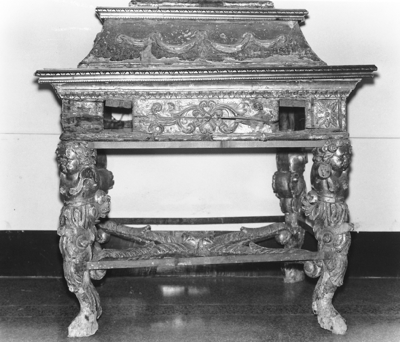 piedistallo di statua, opera isolata - bottega Italia meridionale (sec. XVIII)