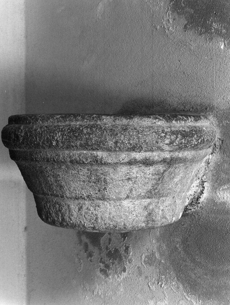 acquasantiera pensile, opera isolata - bottega calabrese (fine/inizio secc. XVIII/ XIX)