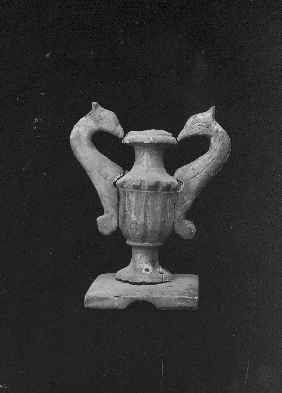 vaso d'altare con composizione floreale, serie - bottega calabrese (sec. XIX)