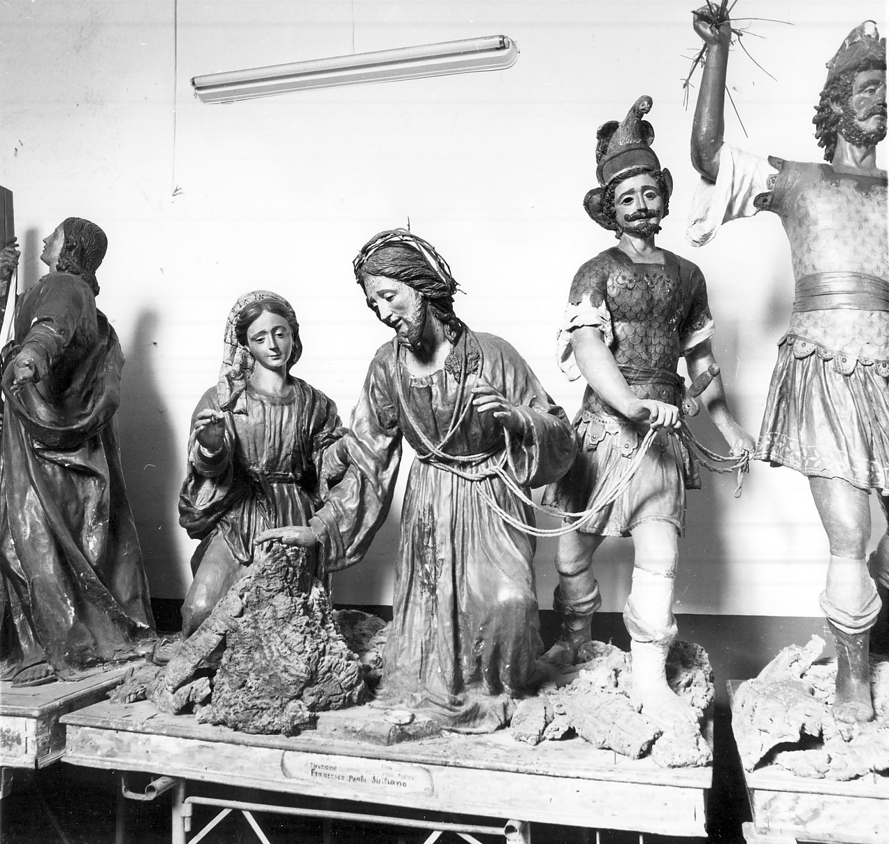 stazione VI: Gesù asciugato dalla Veronica (gruppo scultoreo processionale, opera isolata) di Prenestino Luigi (sec. XIX)