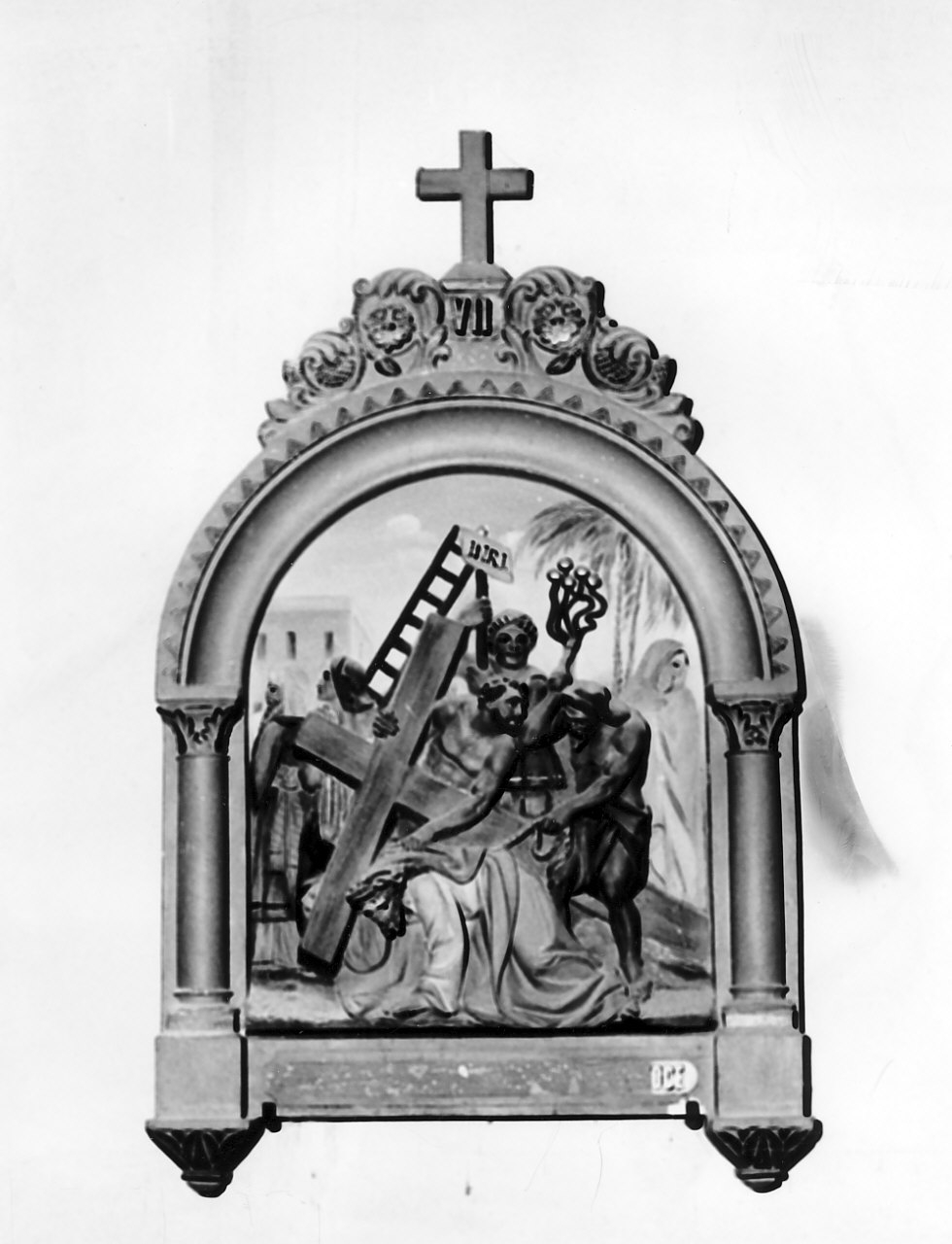 stazione VII: Gesù cade sotto la croce la seconda volta (rilievo, elemento d'insieme) - bottega Italia meridionale (sec. XIX, sec. XX)
