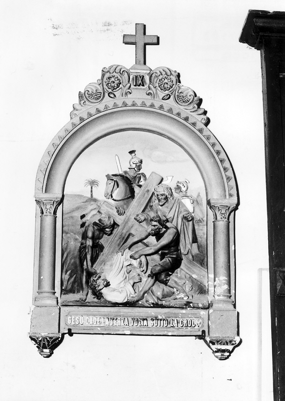 stazione IX: Gesù cade sotto la croce la terza volta (rilievo, elemento d'insieme) - bottega Italia meridionale (sec. XIX, sec. XX)