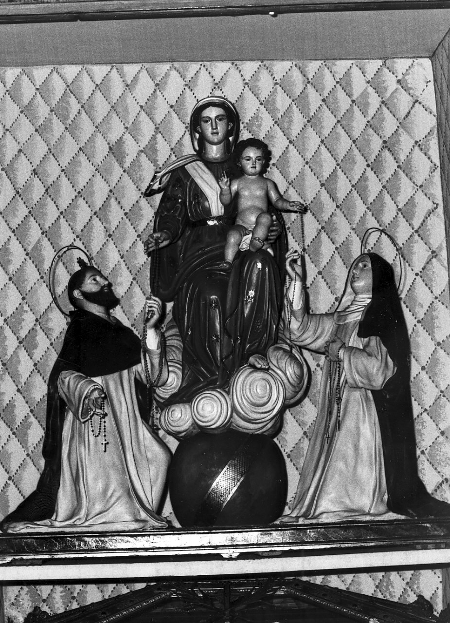 Madonna del Rosario con San Domenico e Santa Caterina da Siena (gruppo scultoreo) di Murizzi Rocco (sec. XIX)