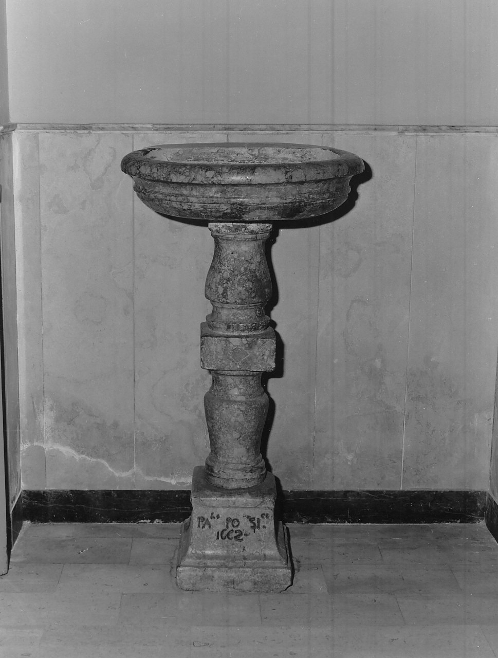 acquasantiera - a fusto, opera isolata - bottega Italia meridionale (sec. XVII)