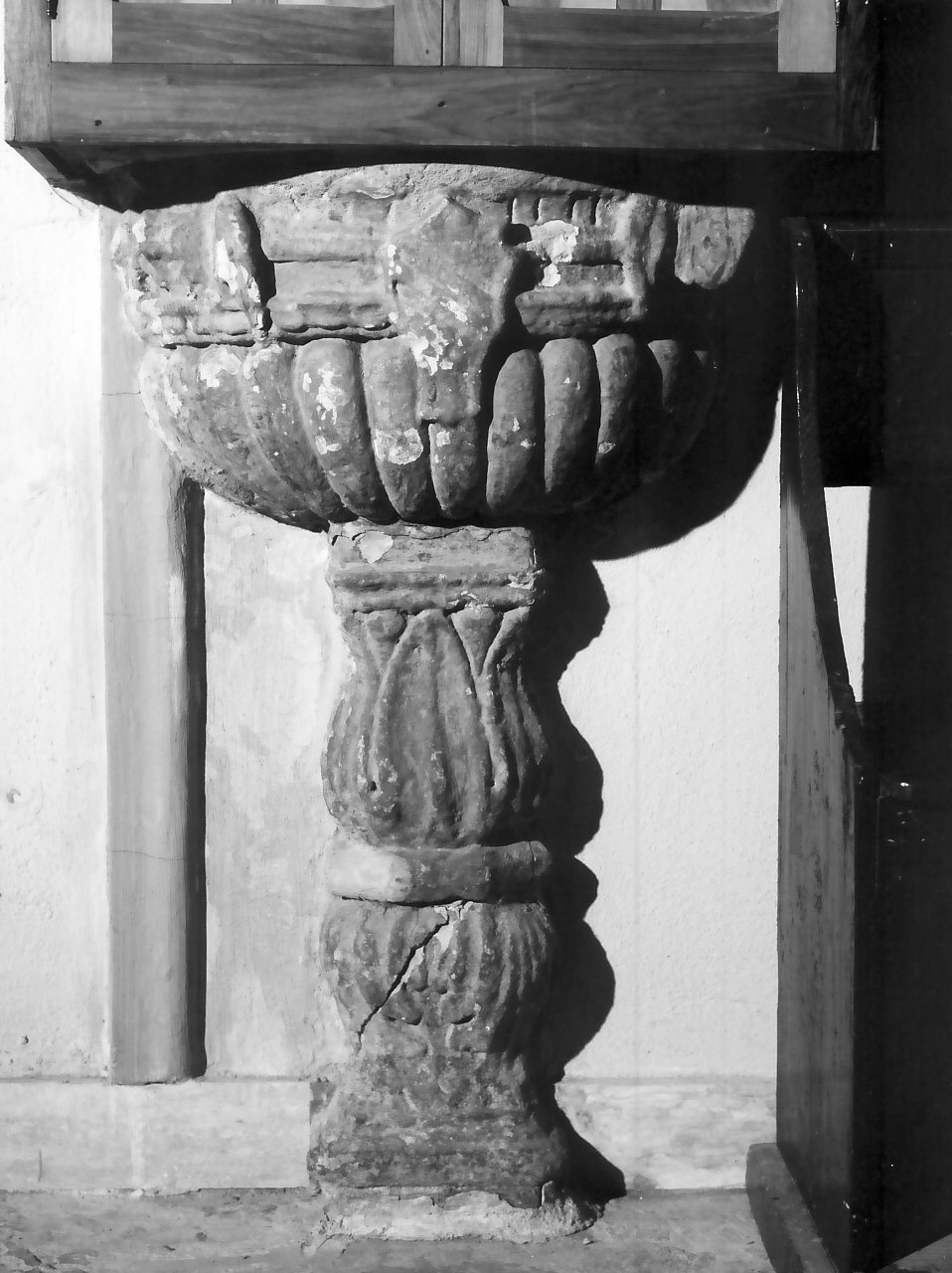 fonte battesimale - a fusto - bottega calabrese (fine/inizio secc. XVI/ XVII)