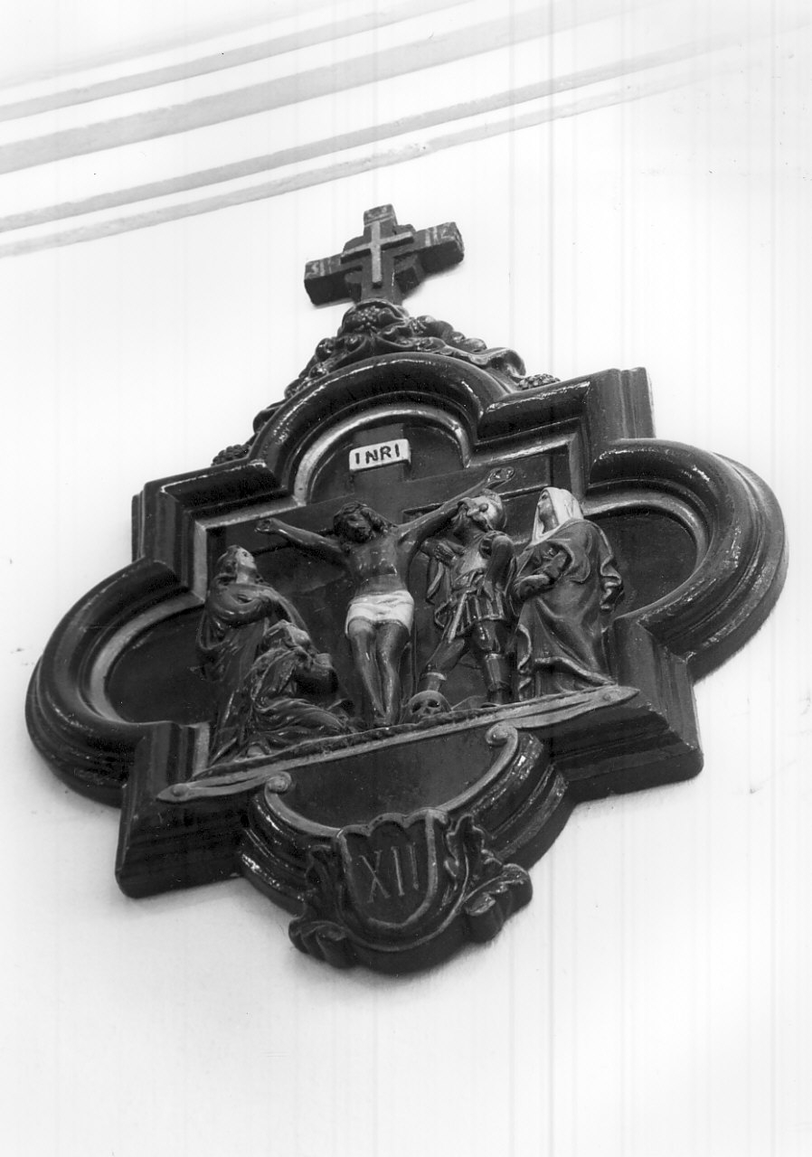 stazione XII: Gesù innalzato e morto in croce (formella, elemento d'insieme) - bottega Italia meridionale (fine sec. XIX)