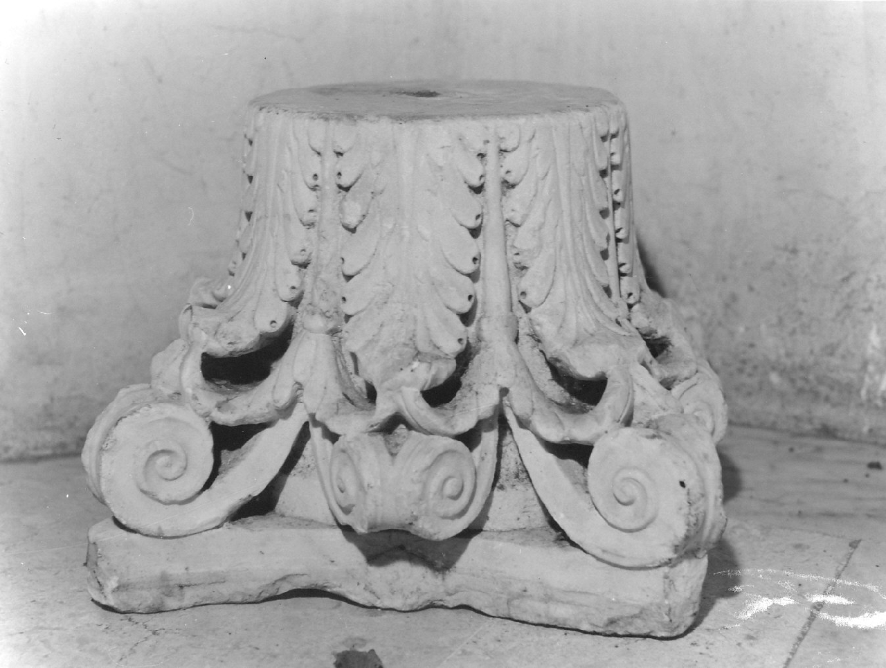 capitello, frammento - bottega Italia meridionale (fine/inizio secc. XVII/ XVIII)