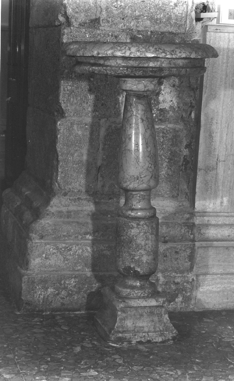 acquasantiera - a fusto, opera isolata - bottega calabrese (fine sec. XVI)